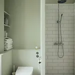 Апартаменты Renovated Flat From 1896 Near The Lakes