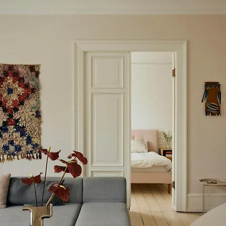 Апартаменты Renovated Flat From 1896 Near The Lakes *